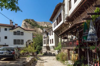 Melnik, Bulgaristan - 7 Eylül 2017: Melnik, Bulgaristan şehirde eski ile Panorama Evleri