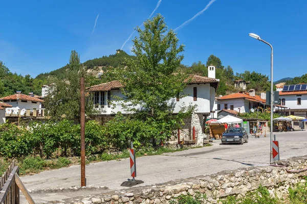 MELNIK, BULGARIA - 7 DE SEPTIEMBRE DE 2017: Panorama con casas antiguas en la ciudad de Melnik, Bulgaria — Foto de Stock