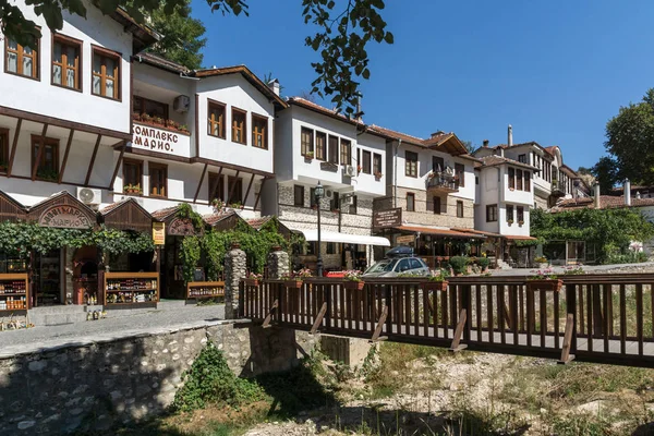 MELNIK, BULGARIA - 7 DE SEPTIEMBRE DE 2017: Panorama con casas antiguas en la ciudad de Melnik, Bulgaria — Foto de Stock