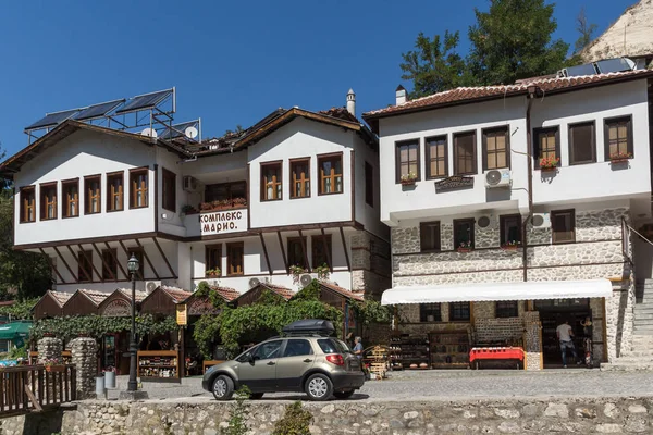 Melnik, Bulgaristan - 7 Eylül 2017: Melnik, Bulgaristan şehirde eski ile Panorama Evleri