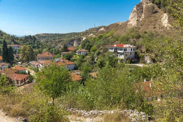 MELNIK, BULGARIA - 7 DE SEPTIEMBRE DE 2017: Panorama con casas antiguas en la ciudad de Melnik, Bulgaria —  Fotos de Stock