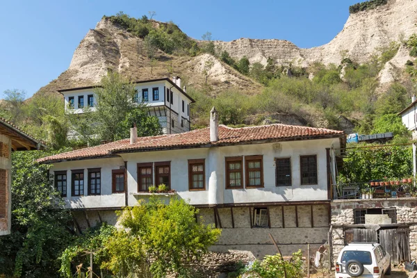 Melnik, Bulgaristan - 7 Eylül 2017: Melnik, Bulgaristan şehirde eski ile Panorama Evleri