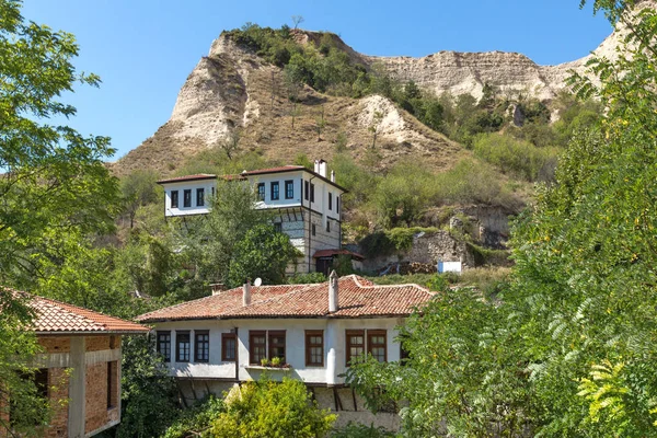 Melnik, Bulgaristan - 7 Eylül 2017: Melnik, Bulgaristan şehirde eski ile Panorama Evleri