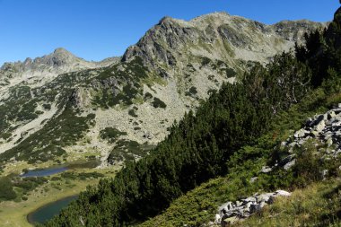 Prevalski göl, Dzhangal ve Valyavishki Kınalı tepeler, Pirin Dağı ile muhteşem manzara