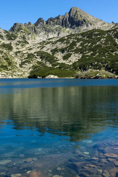 Úžasné Panorama s velkým Valyavishko jezero a Dzhangal peak, pohoří Pirin — Stock fotografie