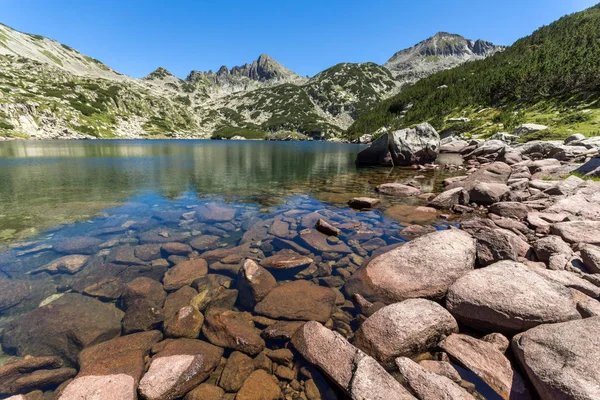 Panorama increíble con gran lago Valyavishko y pico Dzhangal, montaña Pirin —  Fotos de Stock