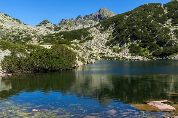 Wspaniałą panoramę jeziora Valyavishko i Dzhangal szczyt, góry Pirin — Zdjęcie stockowe
