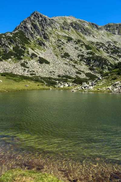 Menakjubkan Panorama dengan danau Prevalski dan puncak Valyavishki chukar, Pirin Mountain — Stok Foto