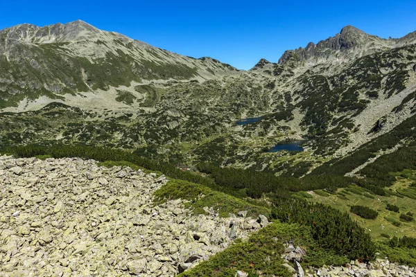 Increíble paisaje con lagos Prevalski y pico Dzhangal, montaña Pirin —  Fotos de Stock