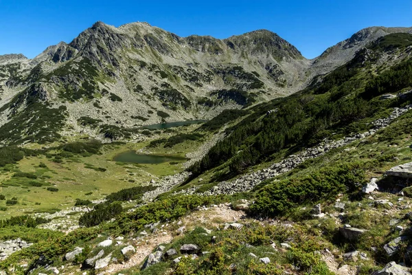 Fantastiska landskap med Prevalski sjöar och Valyavishki berghöna topp, Pirin berget — Stockfoto