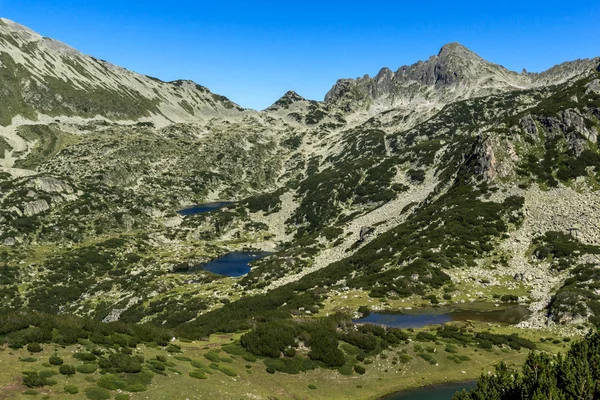 Niesamowity krajobraz z jeziorami Prevalski i Dzhangal szczyt, góry Pirin — Zdjęcie stockowe