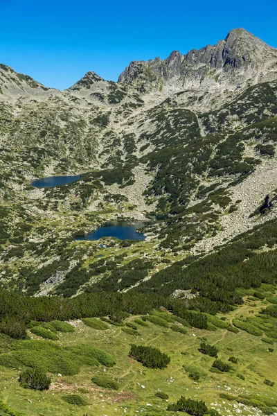 Paisagem incrível com lagos Prevalski e pico de Dzhangal, Pirin Mountain — Fotografia de Stock