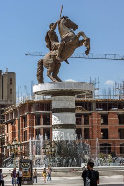 Skopje, Makedonya - 13 Mayıs 2017: Üsküp şehir merkezi ve İskender büyük anıt,