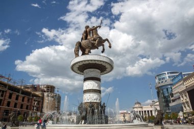 Skopje, Makedonya - 13 Mayıs 2017: Üsküp şehir merkezi ve İskender büyük anıt