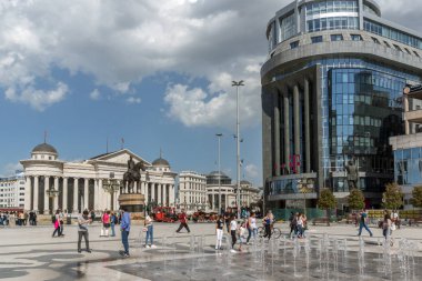 Skopje, Makedonya - 13 Mayıs 2017: Üsküp şehir merkezi ve Arkeoloji Müzesi