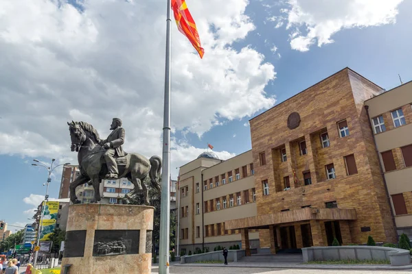 SKOPJE, REPÚBLICA DA MACEDÔNIA - 13 de maio de 2017: Bulding do Parlamento na cidade de Skopje — Fotografia de Stock