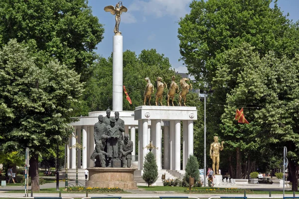 SKOPJE, REPUBLIC OF MACEDONIA - 13 мая 2017 года: Мемориал павшим героям в городе Скопье — стоковое фото