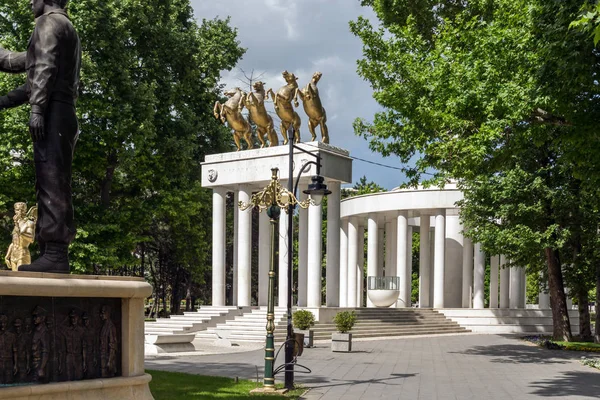 Skopje, Macedonië - 13 mei 2017: Memorial van de gevallen helden in de stad van Skopje, — Stockfoto