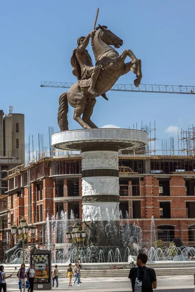 Skopje, Makedonya - 13 Mayıs 2017: Üsküp şehir merkezi ve İskender büyük anıt,