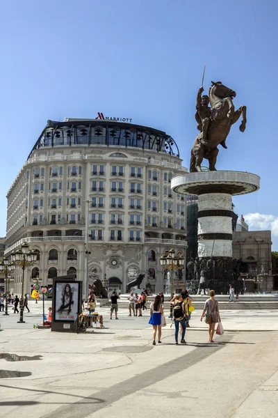 SKOPJE, REPÚBLICA DA MACEDÔNIA - 13 DE MAIO DE 2017: Centro da Cidade de Skopje e o Grande Monumento de Alexandre — Fotografia de Stock
