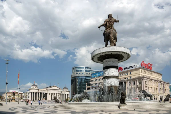 SKOPJE, REPUBLIC OF MACEDONIA - 13 MAY 2017: Skopje City Center and Alexander the Great Monument, — Stock Photo, Image