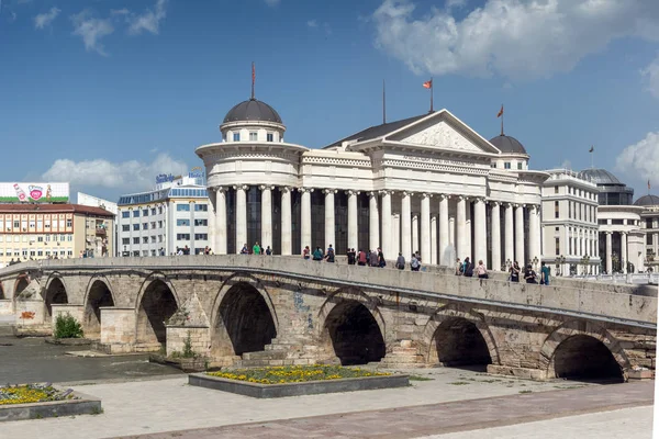 МОСКВА (РЕСПУБЛИКА ОФ МАКЕДОНИЯ) - 13 января 2017 года: Центр города Скопье, Археологический музей и Старый каменный мост. — стоковое фото