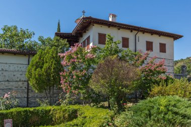Tanrı, Bulgaristan anası Nativity Rozhen Manastırı dış görünümü