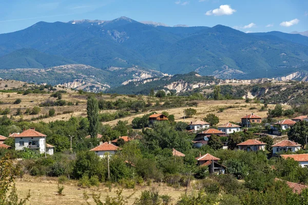 Panoramatický výhled na vesnici Lozenitsa a révy plantáže nedaleko města Mělník, regionu Blagoevgrad — Stock fotografie