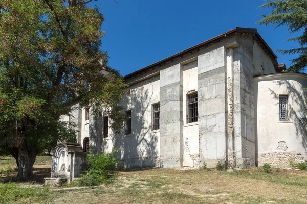 Vista panorâmica da igreja medieval perto do túmulo de Yane Sandanski na aldeia de Rozhen — Fotografia de Stock