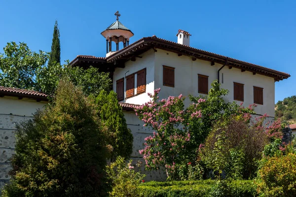 Tanrı, Bulgaristan anası Nativity Rozhen Manastırı dış görünümü