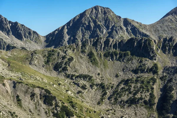 Niesamowity krajobraz z The Tooth szczyt, góry Pirin — Zdjęcie stockowe