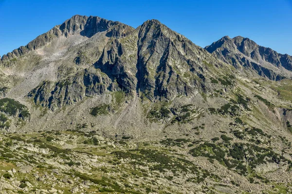 Fantastiska landskap med Yalovarnika och Kamenitsa peak, Pirin berget — Stockfoto