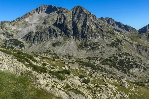 Fantastiska landskap med Kamenitsa peak, Pirin berget — Stockfoto