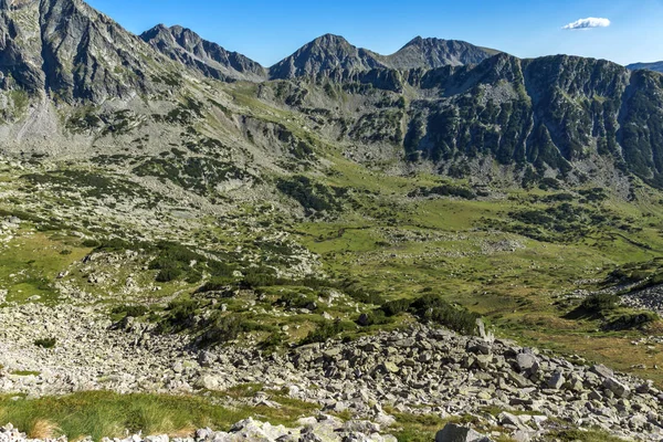 Paesaggio incredibile con Yalovarnika, I piedi e le cime delle bambole, Pirin Mountain — Foto Stock