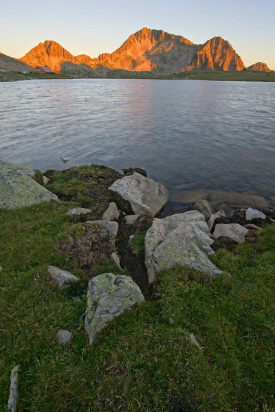 Paysage au coucher du soleil avec pic Kamenitsa et lac Tevno, montagne Pirin — Photo