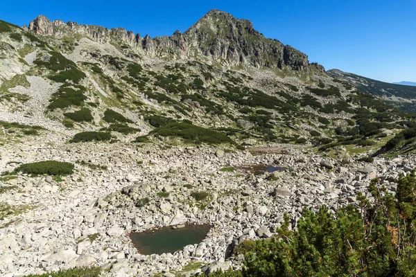 Paysage étonnant avec pic Dzhangal, montagne Pirin — Photo