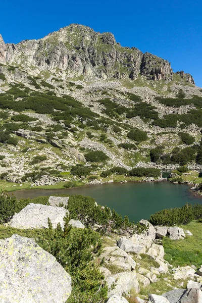 Fantastiska landskap med Dzhangal topp och Samodivski sjöar, Pirin berget — Stockfoto