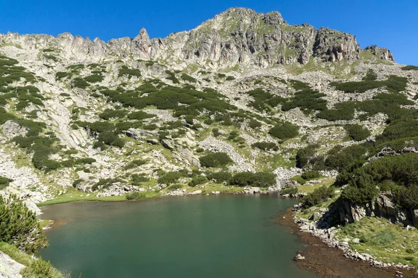 Pemandangan menakjubkan dengan puncak Dzhangal dan danau Samodivski, Pirin Mountain , — Stok Foto