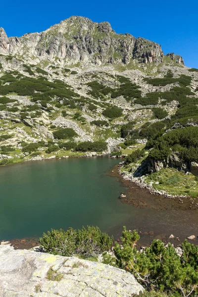 Increíble paisaje con pico de Dzhangal y lagos Samodivski, Montaña Pirin — Foto de Stock