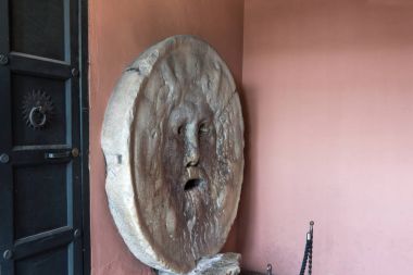 Rome, İtalya - 22 Haziran 2017: Bocca della Verita içinde kilise Santa Maria Cosmedin'deki Roma şehir içinde