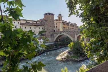 Rome, İtalya - 22 Haziran 2017: Castello Caetani, Tiber Nehri'ne ve Pons Fabricius Roma şehir görünümünü şaşırtıcı