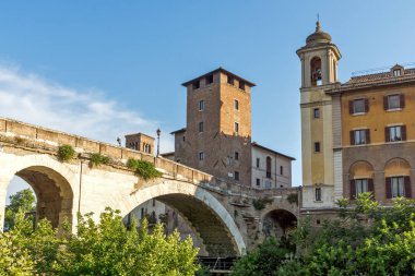 Rome, İtalya - 22 Haziran 2017: Castello Caetani, Tiber Nehri'ne ve Pons Fabricius Roma şehir görünümünü şaşırtıcı