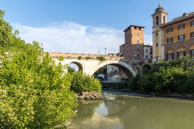 Rome, İtalya - 22 Haziran 2017: Castello Caetani, Tiber Nehri'ne ve Pons Fabricius Roma şehir görünümünü şaşırtıcı