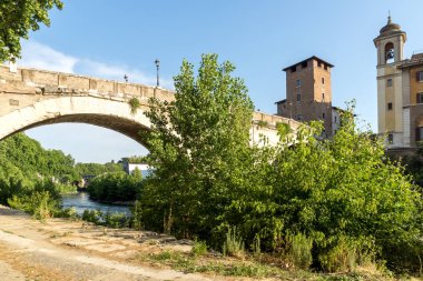 Rome, İtalya - 22 Haziran 2017: Castello Caetani, Tiber Nehri'ne ve Pons Fabricius Roma şehir görünümünü şaşırtıcı