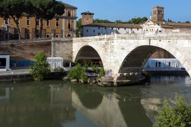 Rome, İtalya - 22 Haziran 2017: Tiber Nehri ve Pons Cestius Roma şehir görünümünü şaşırtıcı