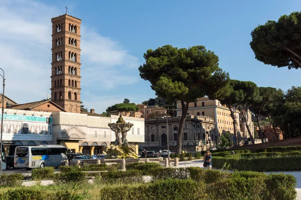 ROMA, ITALIA - 22 GIUGNO 2017: Incredibile veduta della Chiesa di Santa Maria in Cosmedin e Fontana dei Tritoni nella città di Roma — Foto Stock