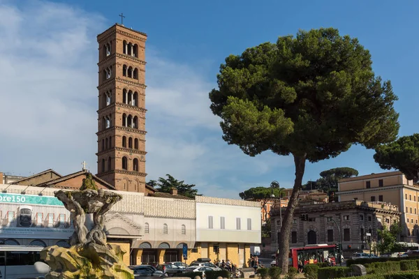 ROMA, ITÁLIA - JUNHO 22, 2017: Vista incrível da Igreja de Santa Maria in Cosmedin e Fonte dos Tritões na cidade de Roma — Fotografia de Stock