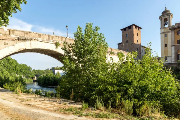 ROMA, ITALIA - 22 DE JUNIO DE 2017: Increíble vista de Castello Caetani, el río Tíber y Pons Fabricius en la ciudad de Roma — Foto de Stock