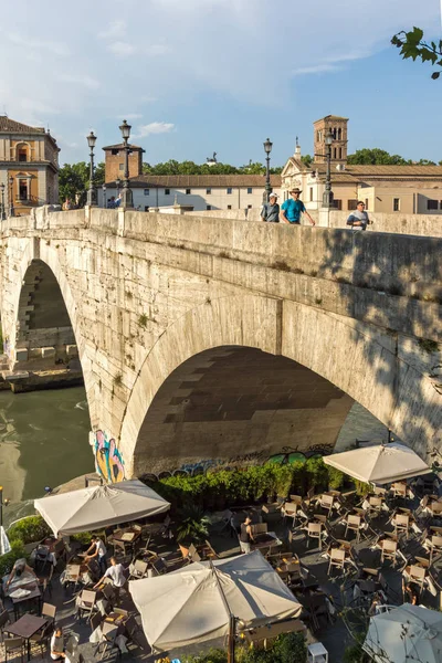 ROMA, ITÁLIA - JUNHO 22, 2017: Vista incrível do rio Tibre e do Pons Cestius na cidade de Roma — Fotografia de Stock