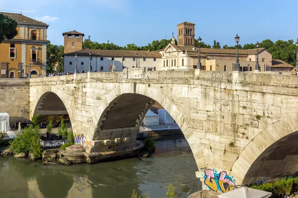Rome, İtalya - 22 Haziran 2017: Tiber Nehri ve Pons Cestius Roma şehir görünümünü şaşırtıcı